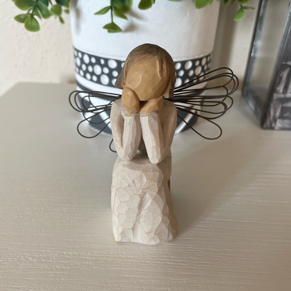 WILLOW TREE - Angel of Caring - 2001- 3.75in Figurine - Seated Demdaco